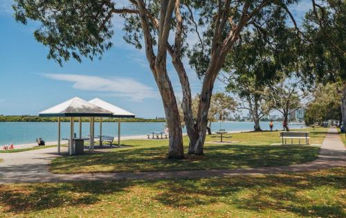 Maroochydore House | Waterfront Apt Maroochy River