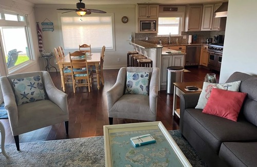Bellingham House | Waterfront Beach House with Gorgeous Sunsets