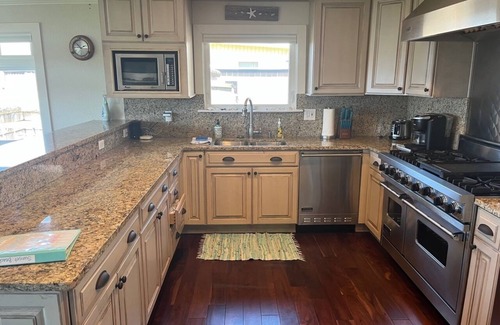 Bellingham House | Waterfront Beach House with Gorgeous Sunsets