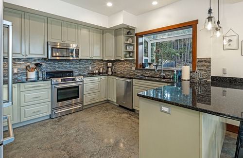 Friday Harbor House | Waterfront! Beach Access! (HBH)