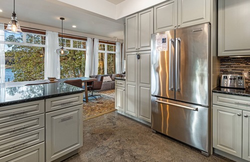 Friday Harbor House | Waterfront! Beach Access! (HBH)
