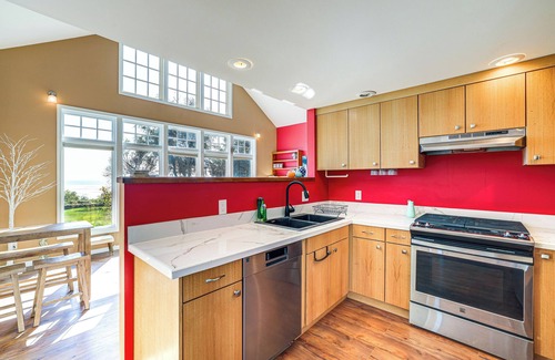 Marietta-Alderwood Cottage | Waterfront Bellingham Bliss: Steps to Beach!