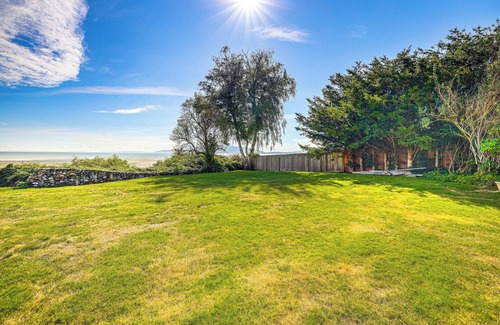 Marietta-Alderwood Cottage | Waterfront Bellingham Bliss: Steps to Beach!