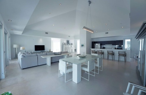 Alice Town House | Waterfront Bliss: Modern & Luxurious 4 Bedroom Home in Bimini, Bahamas