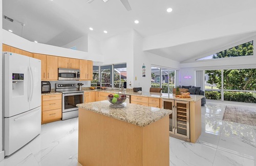 Pelican House | Waterfront Bliss with Heated Pool, Spa & Private Dock Adventures – The Coral Dockhouse