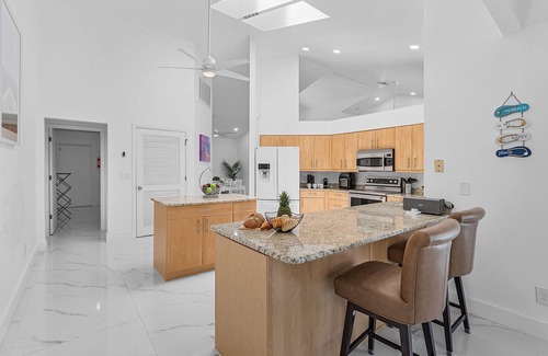 Pelican House | Waterfront Bliss with Heated Pool, Spa & Private Dock Adventures – The Coral Dockhouse