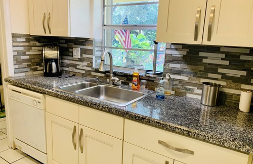 Deerfield Beach Apartment | Waterfront Bungalow, walk to beach, boating and restaurants