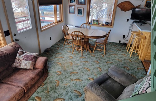 Soldotna Cabin | Waterfront Cabin in Quiet Neighborhood