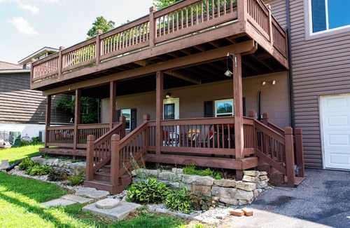 Warsaw House | Waterfront Cabin w/A View! Large Family Retreat + Pet-Friendly