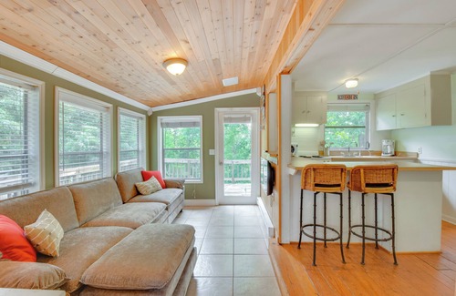 Townville Cabin | Waterfront Cabin w/Private Dock on Lake Hartwell!