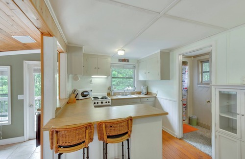 Townville Cabin | Waterfront Cabin w/Private Dock on Lake Hartwell!