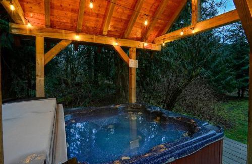 Maple Falls House | Waterfront Chalet
