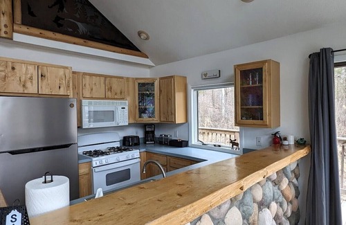 Traverse City House | Waterfront close to Traverse City, Kayaks, Row Boat, Firepit, Dog ok, 8pl