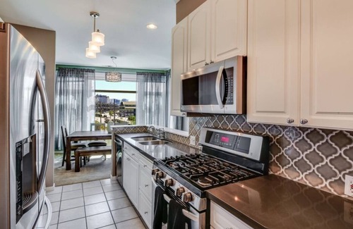 South Lake Union Condo | Waterfront Condo 2-bedrooms with AC, Kitchen and all amenities in Seattle