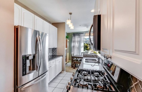 South Lake Union Condo | Waterfront Condo 2-bedrooms with AC, Kitchen and all amenities in Seattle