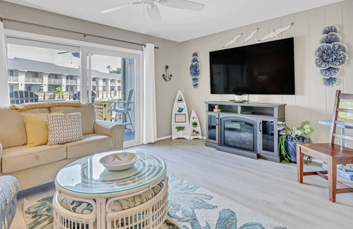 Harbor Oaks House | Waterfront condo in Bay House community with pools and dock