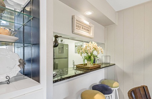 Harbor Oaks House | Waterfront condo in Bay House community with pools and dock