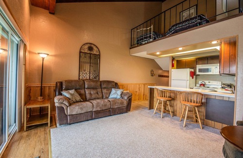 Sandpoint Condo | Waterfront condo w/complimentary boat slip, shared pool, & sports courts