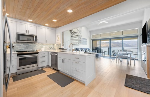 Chelan Condo | Waterfront Condo w/Huge Lake View, Private Buoy & Shared Pools, Tennis, Docks