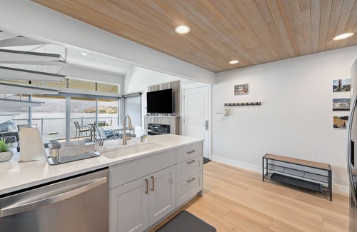Chelan Condo | Waterfront Condo w/Huge Lake View, Private Buoy & Shared Pools, Tennis, Docks