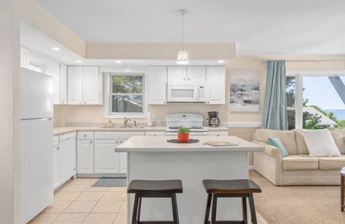 Emerald Isle Condo | Waterfront Condo with Views & Dock – Short Walk to Emerald Isle Beach