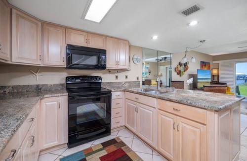 Crescent Beach Condo | Waterfront Condo with Pool, Balcony and Dock