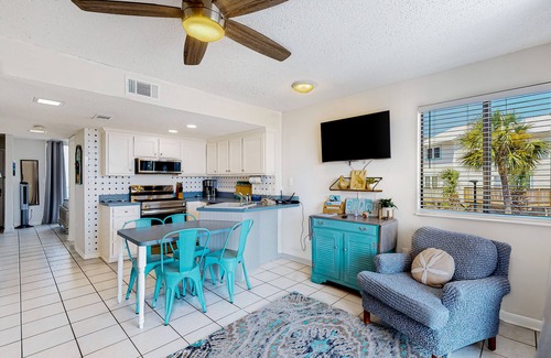 Gulf Shores Condo | Waterfront condo with balcony, beach access, pool, & hot tub
