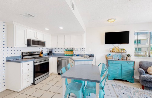 Gulf Shores Condo | Waterfront condo with balcony, beach access, pool, & hot tub