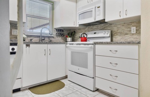 Flor-a-mar House | Waterfront Cottage, 2 bd, 1 Ba, Tandem Kayak, 2 SUPs, 4 Bikes, Dock and Lift