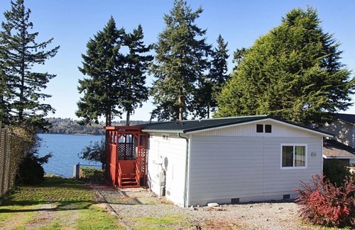 Freeland House | Waterfront cottage - Free Wi-Fi - fully fenced backyard