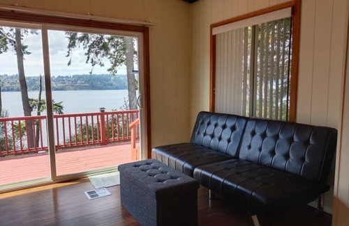 Freeland House | Waterfront cottage - Free Wi-Fi - fully fenced backyard