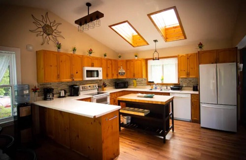 Bobcaygeon Cottage | Waterfront Cottage hottub 7BR Paradise Palace