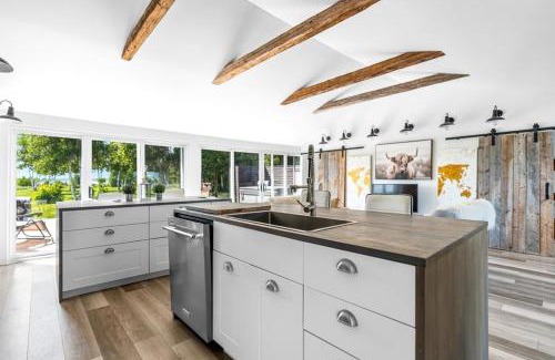 Pointe-du-Chene Ski Chalet | Waterfront Cottage 'The Dream' with Private Hot Tub