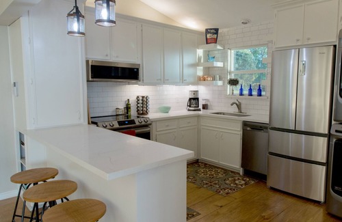 West Livingston House | Waterfront cottage with stunning sunset views