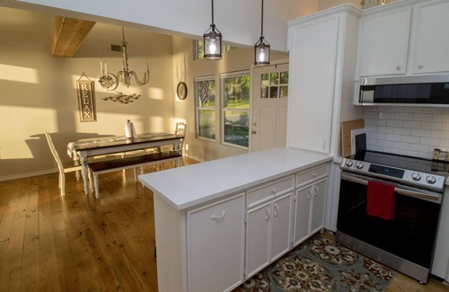 West Livingston House | Waterfront cottage with stunning sunset views