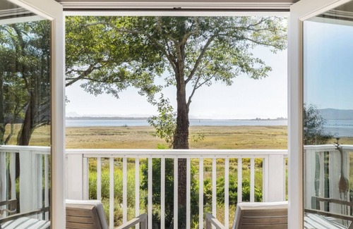 Ilwaco Cottage | Waterfront Cottage With Outdoor Soaking Tub and Private Pier
