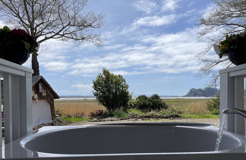Ilwaco Cottage | Waterfront Cottage With Outdoor Soaking Tub and Private Pier