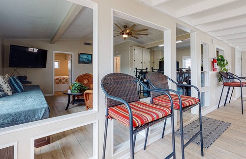 Clear Lake Shores House | Waterfront dog-friendly home with dock & fast WiFi - easy walk to shops & dining