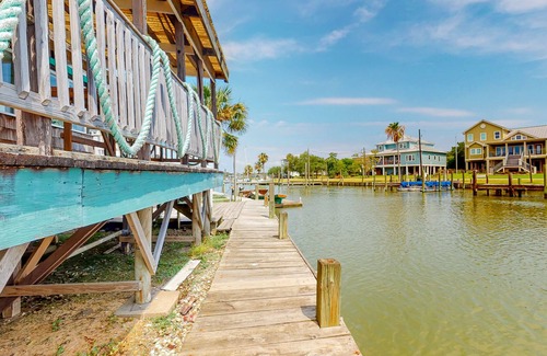 Clear Lake Shores House | Waterfront dog-friendly home with dock & fast WiFi - easy walk to shops & dining