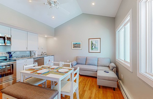 Waldoboro Apartment | Waterfront, dog-friendly suite with Broad Cove access, firepit & sunrise view
