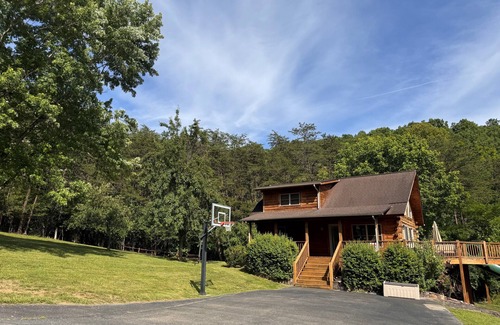 Goodview House | Waterfront dog-friendly home with private dock, paddleboards, kayaks, WiFi, AC