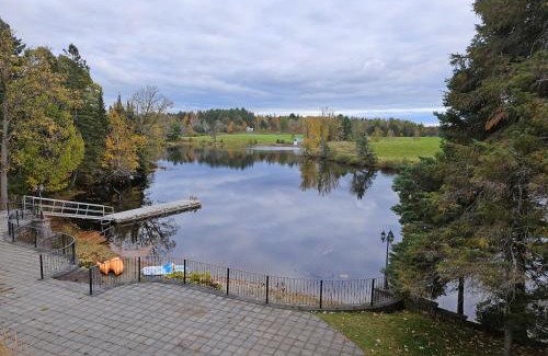 McKellar Villa | Waterfront, dream stay at Belle Vue Cottage
