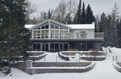 McKellar Villa | Waterfront, dream stay at Belle Vue Cottage