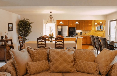 Discovery Bay House | Waterfront Elegance