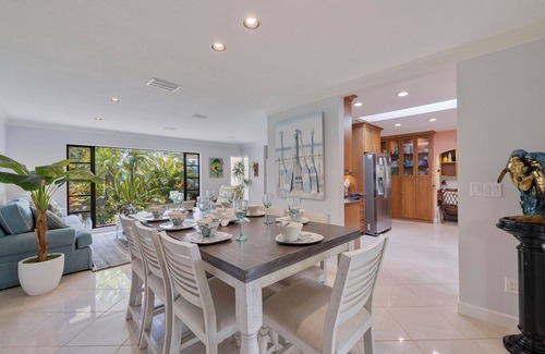 Anona House | Waterfront Escape ~ 8 min to Indian Rocks Beach ~ Dolphin & Manatee Sightings