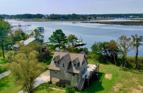 Colington House | ⭐️Waterfront⭐️Fenced Yard~Dogs ✔️~Dock~Kayak~Bikes~Sunset☀️Beach Chairs~Linens🐬