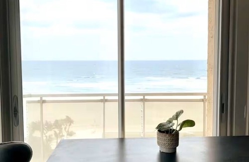 Canet-Plage Apartment | Waterfront apartment with private parking