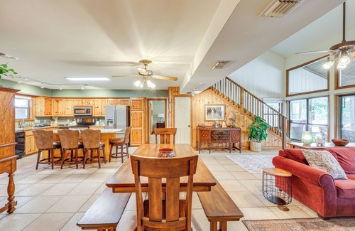 Eclectic House | Waterfront Gem on Lake Martin w/Kayaks & Dock!