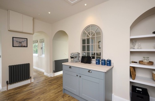 Scaniport Cottage | Waterfront gem with hot tub by Loch Ness -Middleton Farmhouse
