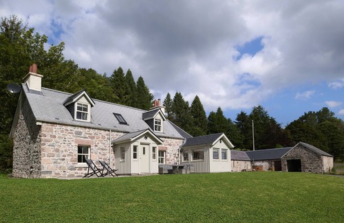 Scaniport Cottage | Waterfront gem with hot tub by Loch Ness -Middleton Farmhouse